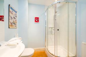 ein Badezimmer mit Dusche, Toilette und Waschbecken in der Unterkunft Shell Cottage in Aldeburgh + 20 Fotos
