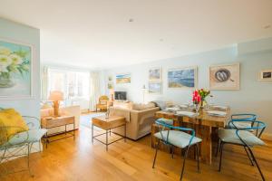 ein Wohnzimmer mit Tisch und Stühlen und einer Couch in der Unterkunft Shell Cottage in Aldeburgh