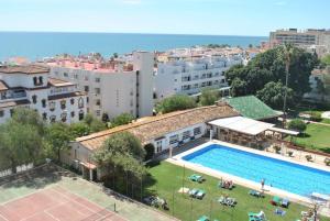 a hotel room with a pool and a beach at Carihuela Park Palace - Cocasa in Torremolinos