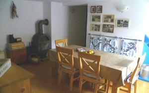 uma sala de jantar com uma mesa e cadeiras e um fogão em Auszeit-Landleben Domizil em Sallgast