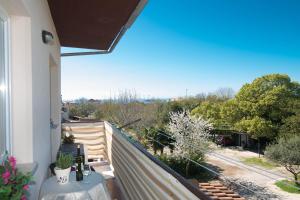 einen Balkon mit einem Tisch und Straßenblick in der Unterkunft Apartment Studio Lara in Rovinj