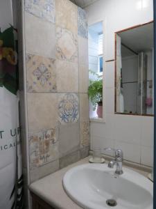 bagno con lavandino e specchio di Le Chant Des Fees a Notre-Dame-de-Courson