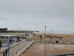 an empty parking lot next to the beach at Les Embruns in Trouville-sur-Mer