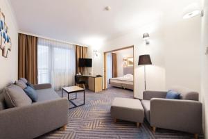 Televízia a/alebo spoločenská miestnosť v ubytovaní Hotel Pegaz