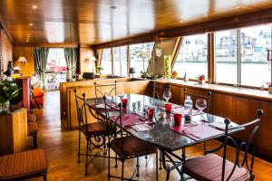 Restaurace v ubytování Péniche d'hôtes MS Elisabeth