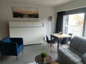 ein Wohnzimmer mit einem Sofa und einem Tisch in der Unterkunft BC Studios in Blankenberge