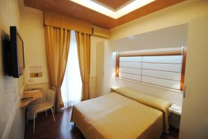 Televízia a/alebo spoločenská miestnosť v ubytovaní Hotel Verona Rome