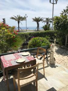 une table et des chaises avec une table et une table, ainsi qu'une table et un sidx dans l'établissement 91 Promenade des Anglais le stellamar, à Nice