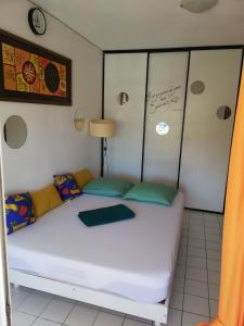 1 dormitorio con 1 cama blanca en una habitación en Appartement idéal famille, vue sur mer., en Le Moule