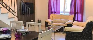 巴埃薩的住宿－FUENTE REDONDA EN BAEZA，客厅配有两把椅子和一张桌子