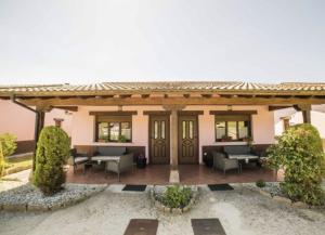 a house with a patio with tables and chairs at Apartamentos Aires De Avin - Onis in Avín