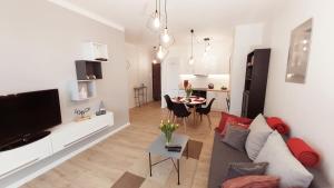 salon z kanapą i stołem w obiekcie Central Apartments Ogrody 1 & Parking w Gdańsku
