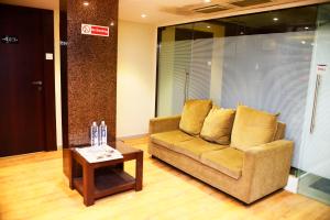 Posezení v ubytování Hotel Malad Inn opposite Malad Railway Station