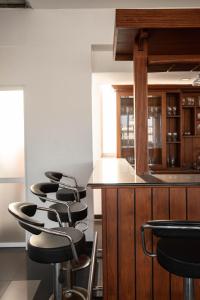 A restaurant or other place to eat at Port View City Hotel