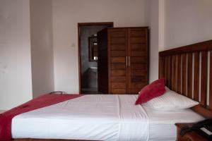 A bed or beds in a room at Port View City Hotel