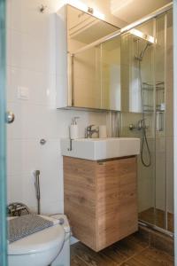 Kúpeľňa v ubytovaní Breeze One Bedroom Apartment by BluPine