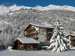 Vista generica sulle montagne o vista sulle montagne dall'interno dell'hotel