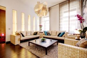 布達佩斯的住宿－中心時尚公寓酒店，带沙发和咖啡桌的客厅