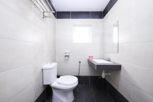塞贝维Beryll Inn Cyberjaya Hotel的带马桶和水槽的白色浴室