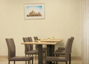 Χώρος καθιστικού στο AZPETROL HOTEL KURDEMIR