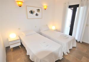 A bed or beds in a room at VILLA AUREA-Cala Mesquida- Primera linea de Mar