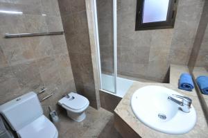 A bathroom at VILLA AUREA-Cala Mesquida- Primera linea de Mar