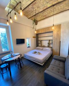 - une chambre avec un lit, une table et un canapé dans l'établissement Abbazia di San Paolo Appartamento Moderno, à Rome