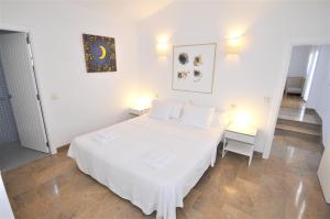 A bed or beds in a room at VILLA AUREA-Cala Mesquida- Primera linea de Mar