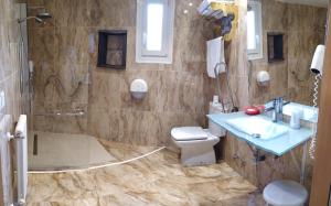 A bathroom at Hotel Mur Még 37 kép