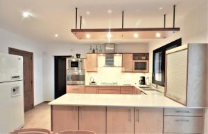A kitchen or kitchenette at VILLA AUREA-Cala Mesquida- Primera linea de Mar