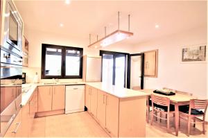 A kitchen or kitchenette at VILLA AUREA-Cala Mesquida- Primera linea de Mar