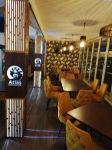 een fastfoodrestaurant met tafels en stoelen bij Atlas City Center Hotel in Prilep