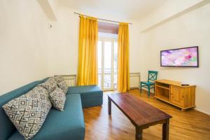 un soggiorno con divano blu e tavolo di Central Dayflat Apartments a Kiev