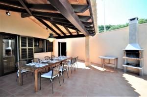 A balcony or terrace at VILLA AUREA-Cala Mesquida- Primera linea de Mar