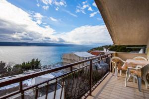 a balcony with a view of the water at Apartmani Pava in Omiš