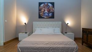 เตียงในห้องที่ Duca di Sarro le Suites