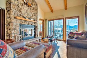 Ruang duduk di 7 Mi to Rocky Mtn NP Updated Estes Park Home