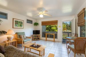 sala de estar con sofá y mesa en Malu Kauai, a Beautiful Kauai Cottage 1 Mile from Kalapaki Beach home en Lihue