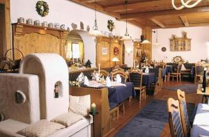 ein Restaurant mit Tischen und Stühlen in einem Zimmer in der Unterkunft Ferienhotel Rothbacher Hof in Bodenmais