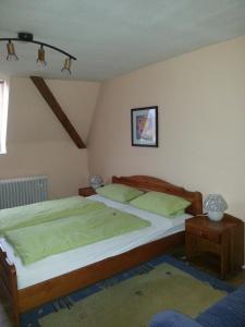 A bed or beds in a room at Hotel Blaues Haus