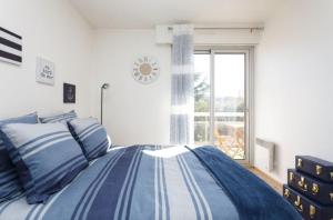 - une chambre avec un lit et une grande fenêtre dans l'établissement Appartement cozy: 10/15 min des Champs Élysée, à Sartrouville