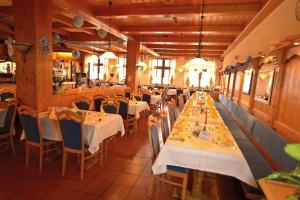 uma sala de jantar com mesas e cadeiras num restaurante em Ferienhotel Rothbacher Hof em Bodenmais