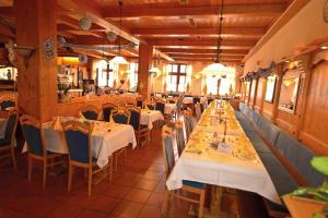 a dining room with tables and chairs in a restaurant at Ferienhotel Rothbacher Hof in Bodenmais