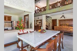 - une cuisine et une salle à manger avec une table et des chaises dans l'établissement Villa Deh Simba at Oberoi, à Seminyak