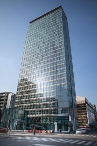 ein hohes Bürogebäude aus Glas mit vielen Fenstern in der Unterkunft INNSiDE by Meliá Milano Torre GalFa in Mailand