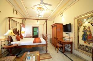 a bedroom with a bed and a tv in a room at Hotel Heritage Mandawa in Mandāwa
