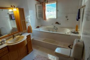 Kúpeľňa v ubytovaní Tilde on the beach, Apts - Sami Kefalonia + 37 fotografií
