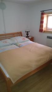 A bed or beds in a room at Knödl-Alm Waldhäusl