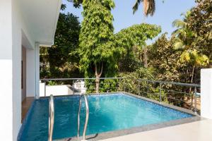 - une piscine sur le balcon d'une maison dans l'établissement Amara Baga Villa 5BHK, à Baga