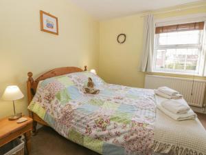 ein Schlafzimmer mit einem Bett mit einem Teddybär drauf in der Unterkunft 31 Outgang Road in Pickering